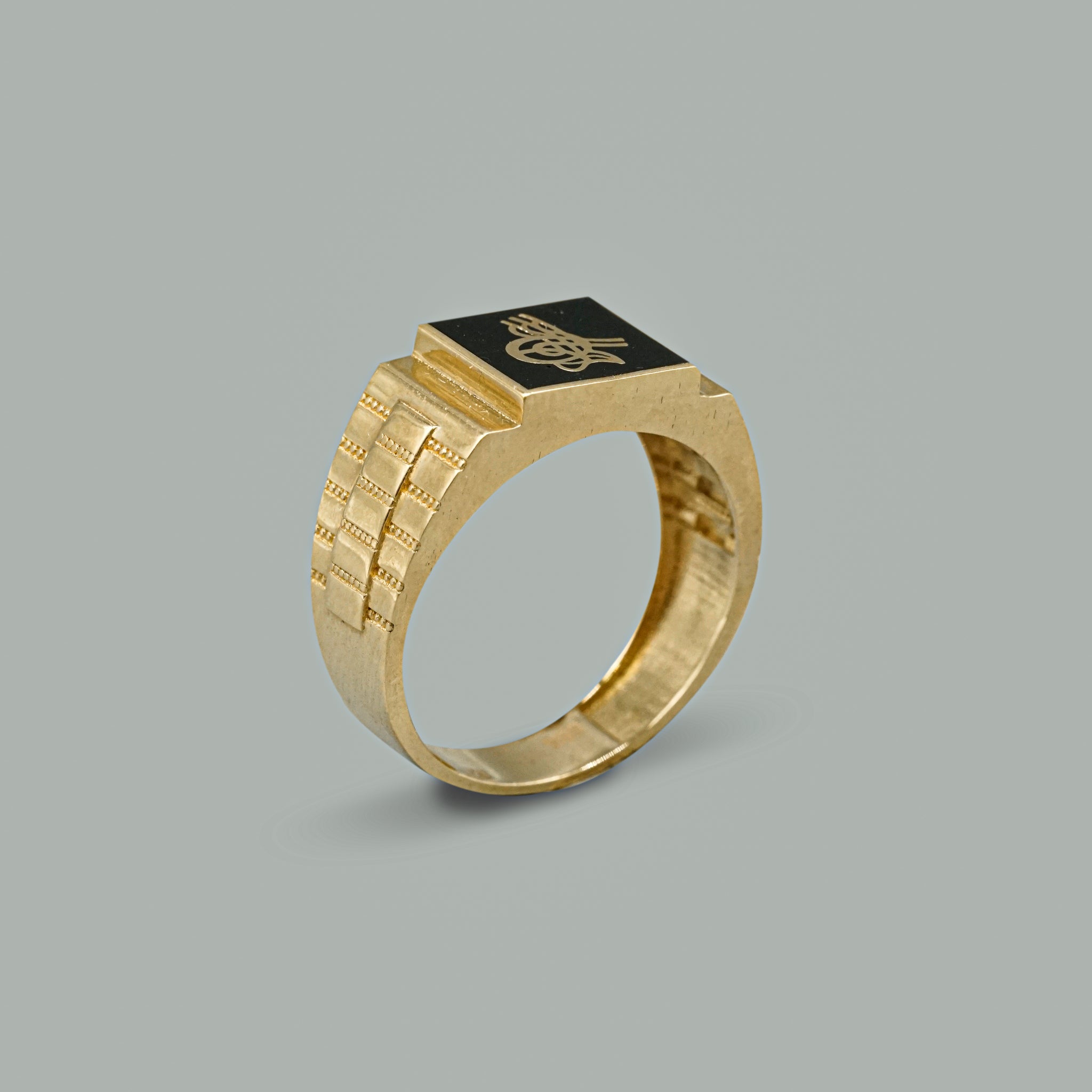 Herren Ring 14 Karat 585 Gelbgold mit schwarzem Osmanli Tura Emaille Stein