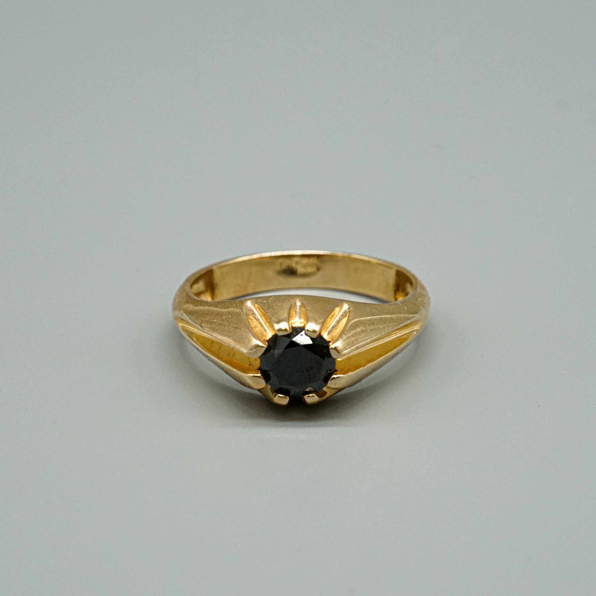 Herren Ring 14 Karat 585 Gelbgold mit schwarzem Emaille Stein